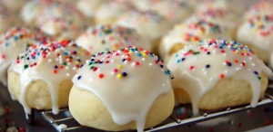 Image Source: http://theapronarchives.com/2012/04/05/auntie-mellas-italian-soft-anise-cookies/